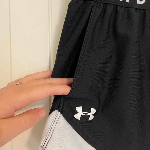 EUC | Under Armour women’s active‎ heat gear loose fit black/white shorts — med. - Picture 2 of 4